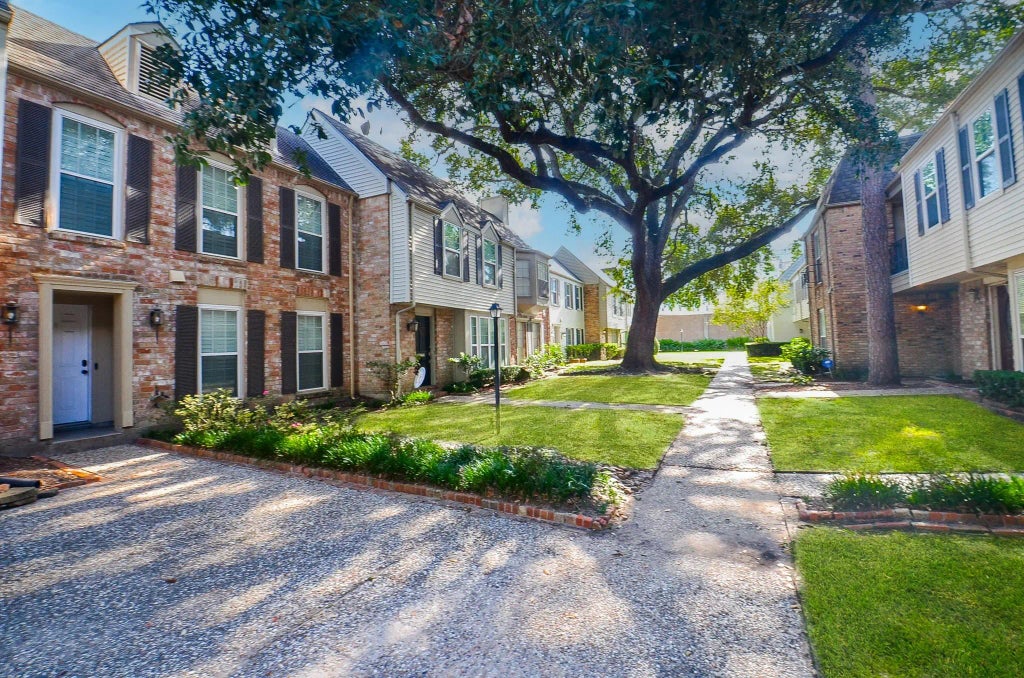 13074 Trail Hollow Drive 3074, Houston