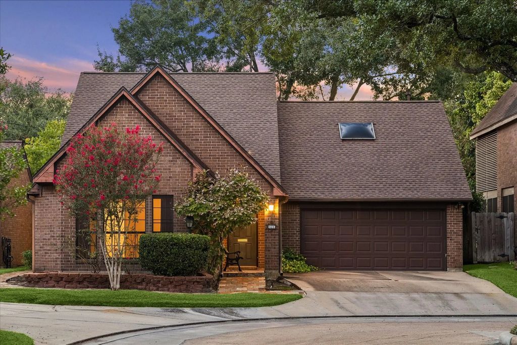 11 Pembrook Court, Bellaire