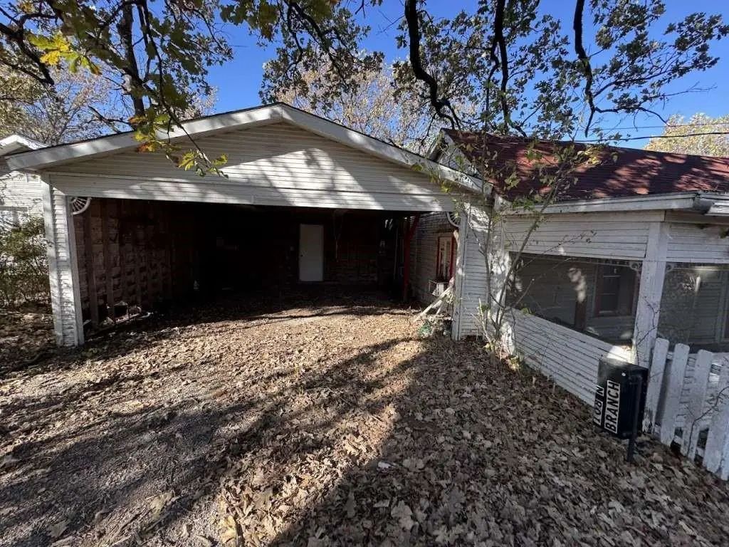108 N Branch Street, Bells