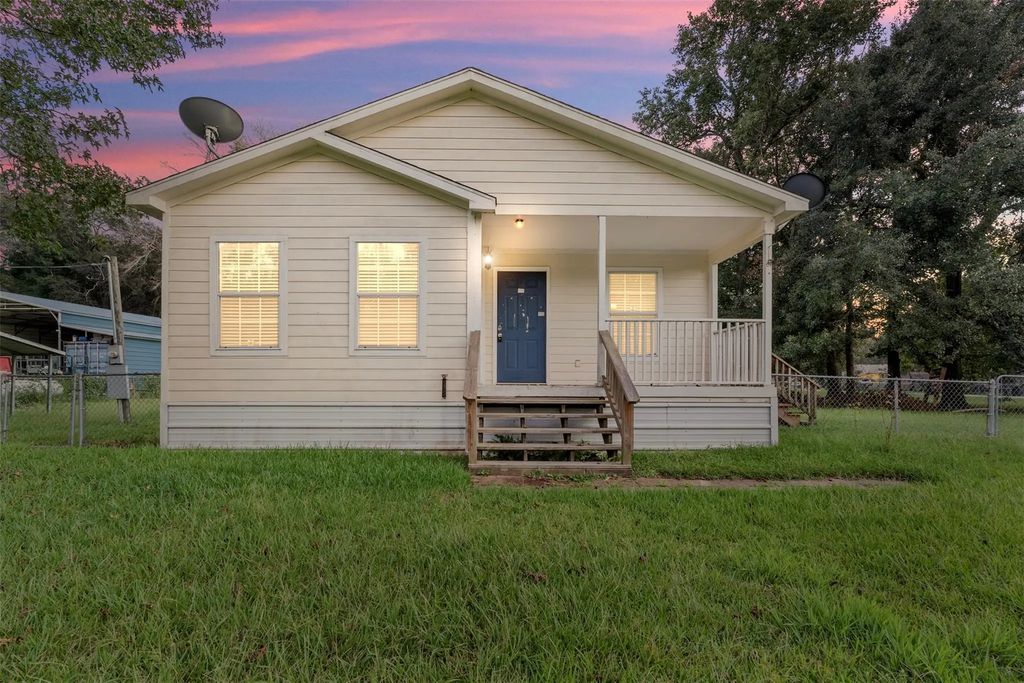126 County Road 2802, Cleveland