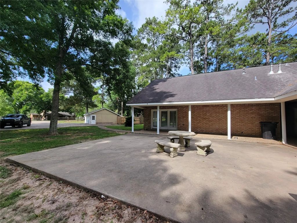 12070 Old County Road 2, Willis