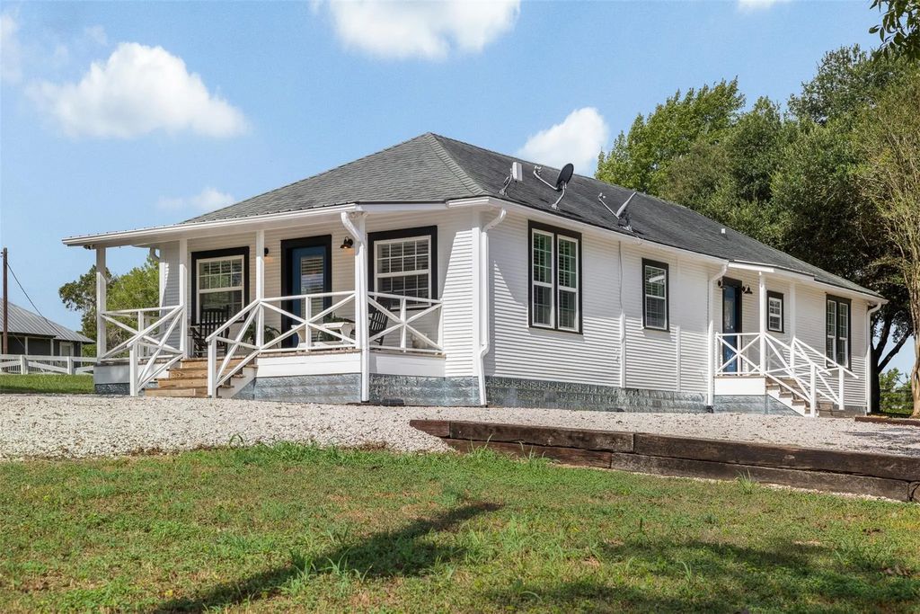 1509 Highway 237, Burton