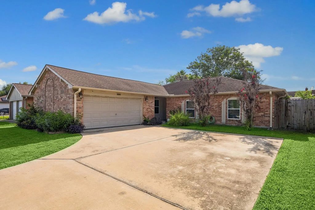 2427 Heritage Bend Drive, Webster