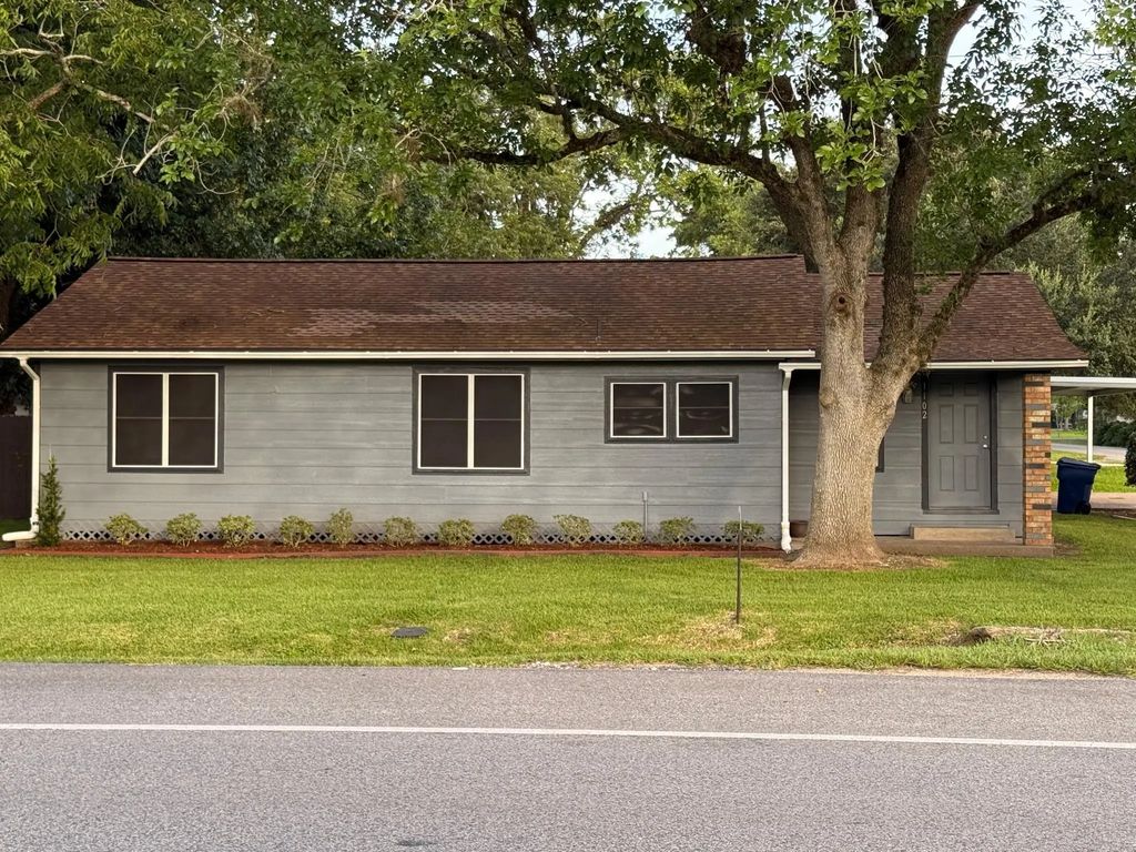 1102 E 2nd Street, Sweeny