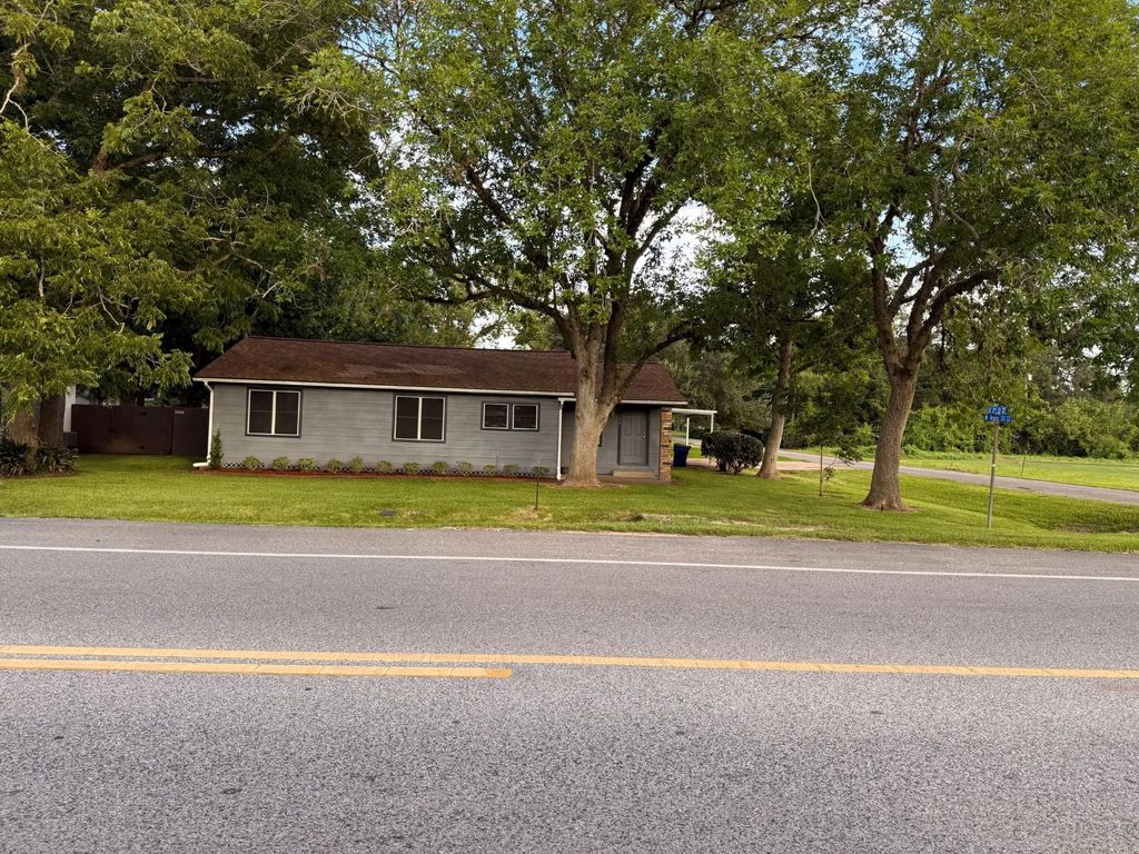 1102 E 2nd Street, Sweeny