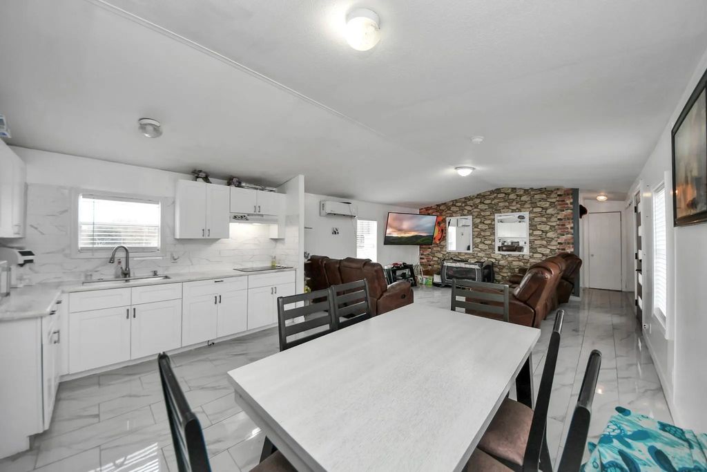 411 County Road 3556, Cleveland