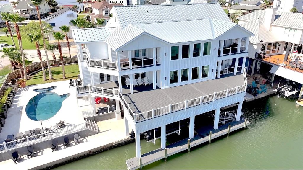1614 Castaway Street, Tiki Island