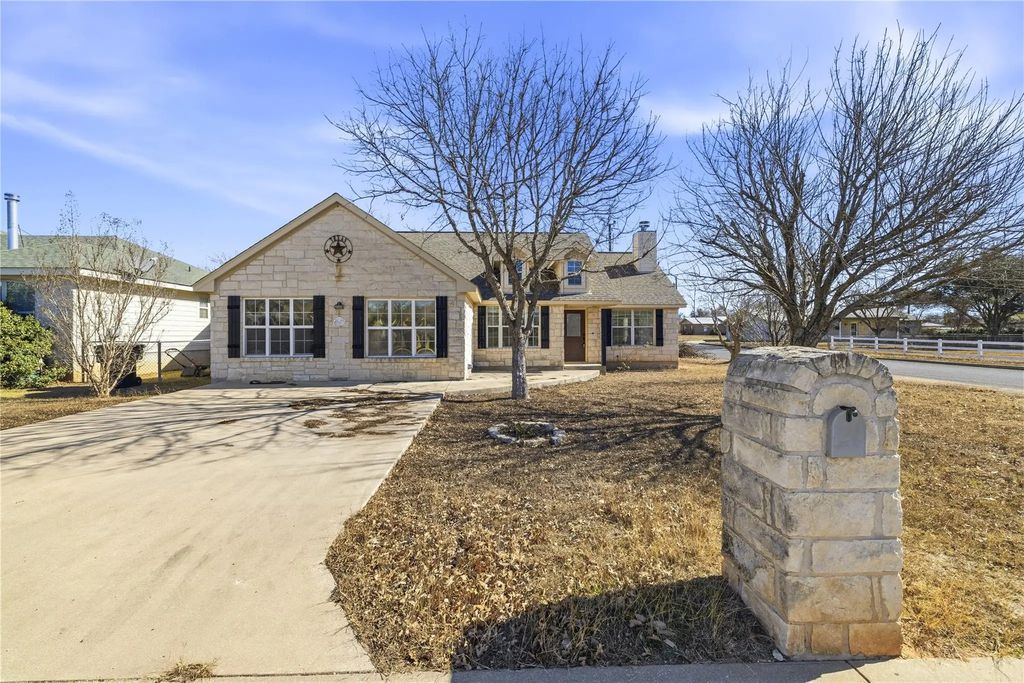201 Green Oaks Loop, Fredericksburg