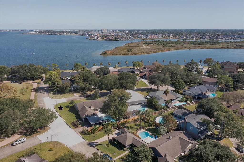 18502 Vinland Drive, Nassau Bay