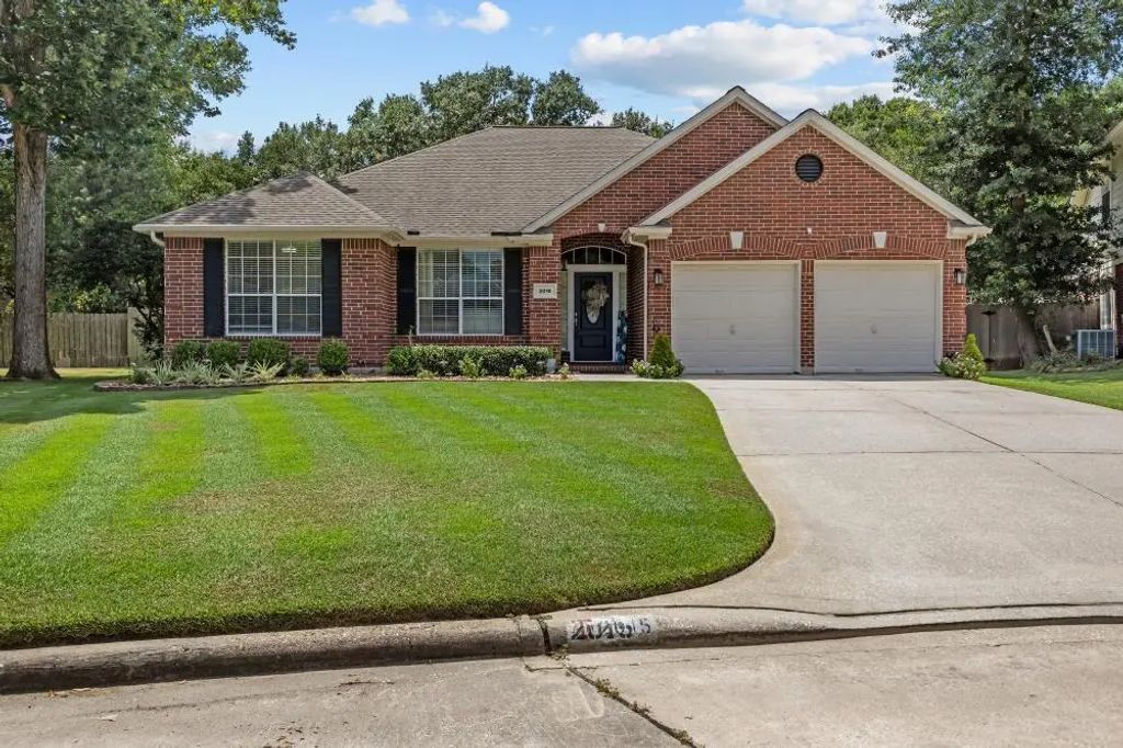 2015 E Trail Water Court, Houston