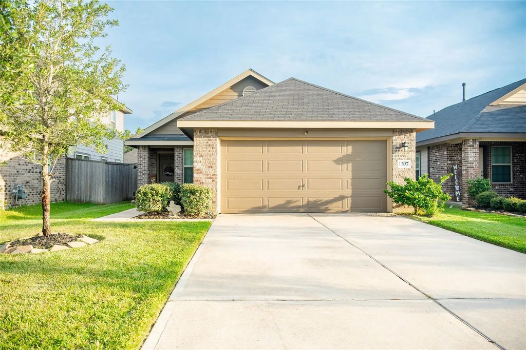 1207 Blue Hazel Court, Magnolia