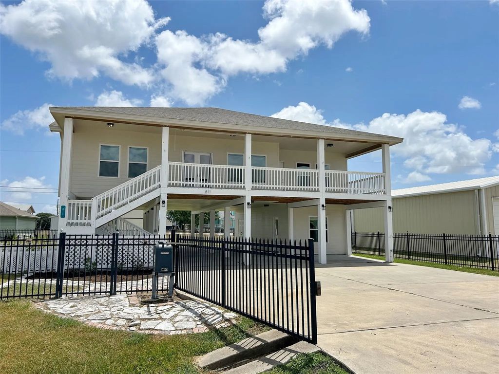 811 W Bayshore Drive, Palacios