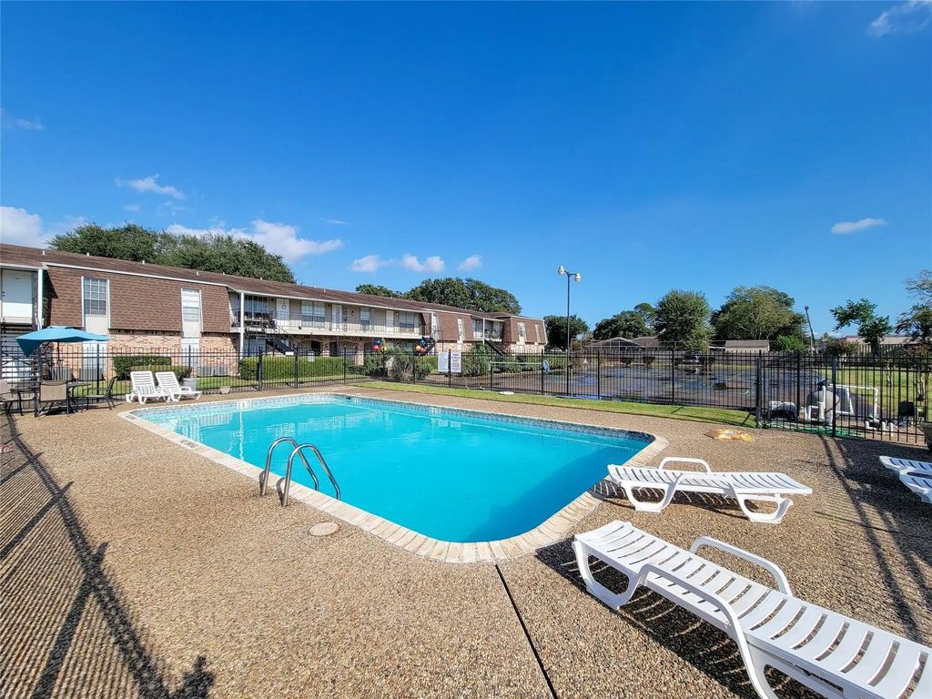 5252 Twin City Highway 448, Groves