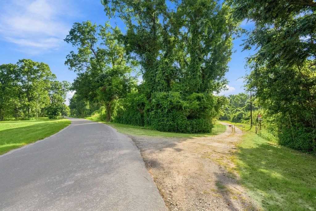 435 River Road S, Livingston