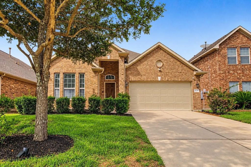 2209 Maple Point Drive N, Conroe