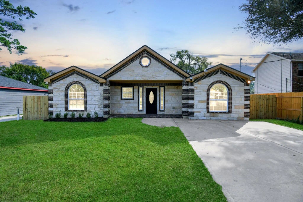 8214 Woodlyn Road, Houston