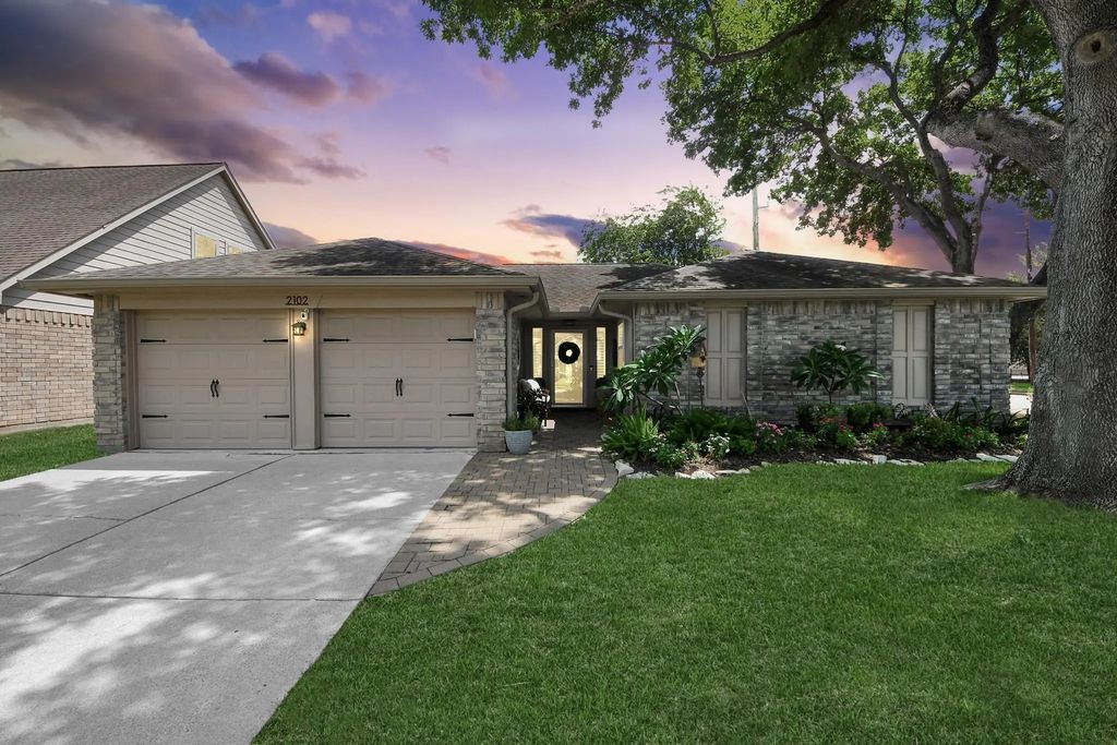 2102 Fountain Drive, Sugar Land