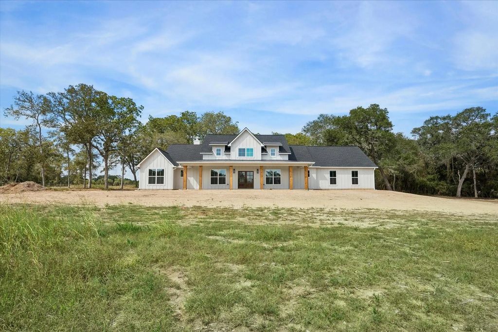 103 Woodland Creek Lane, La Grange