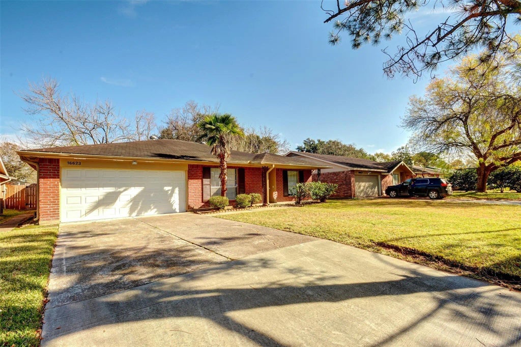 16623 Blackhawk Boulevard, Friendswood