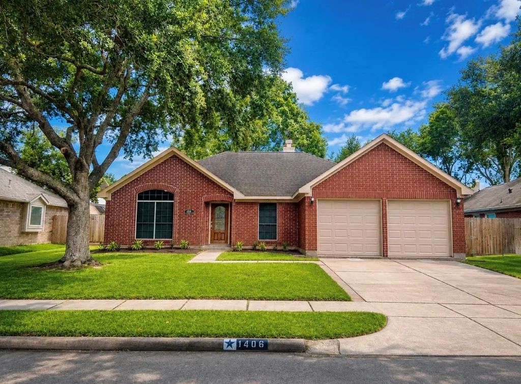 1806 Oak Wood Drive E, Pearland