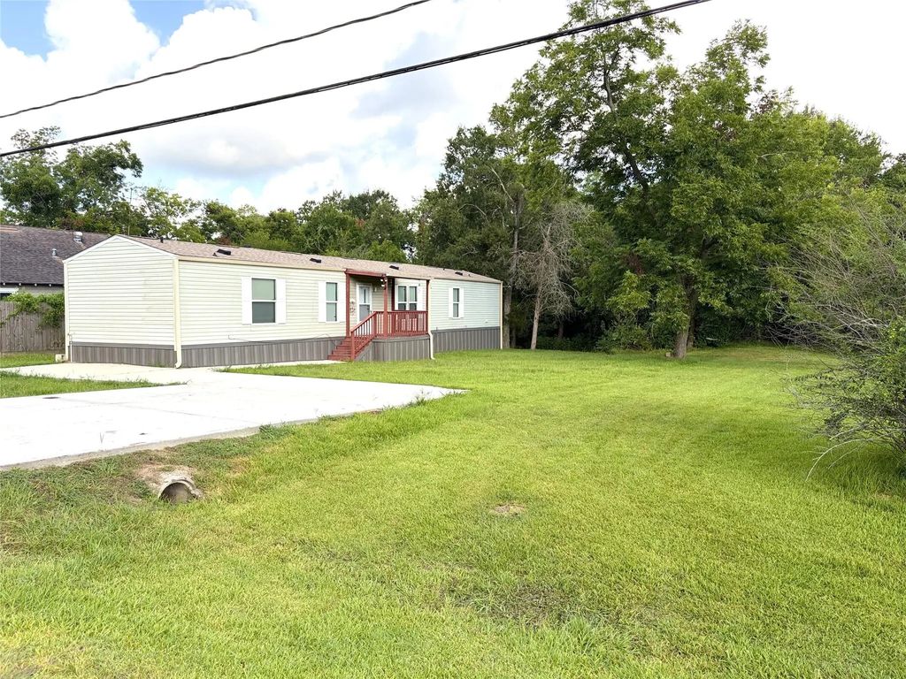 215 Live Oak Street, Crosby