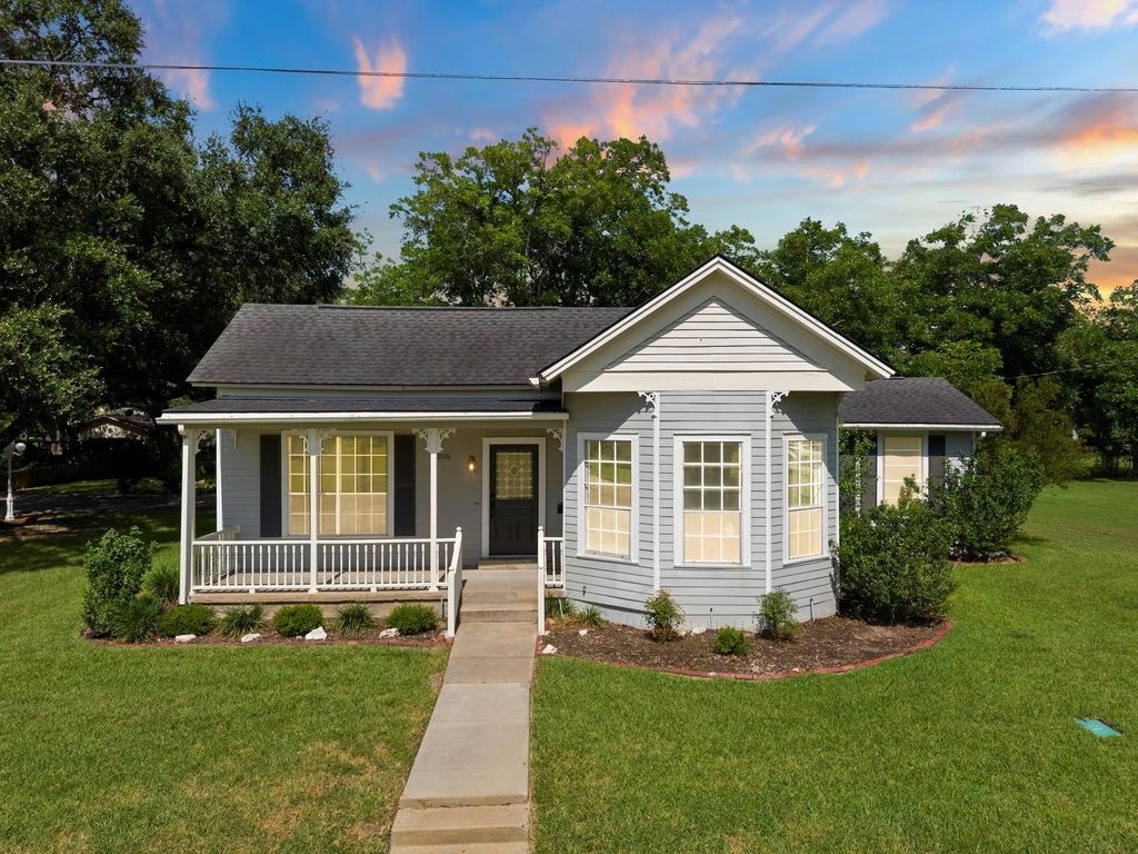 206 Mulberry Street, Hallettsville