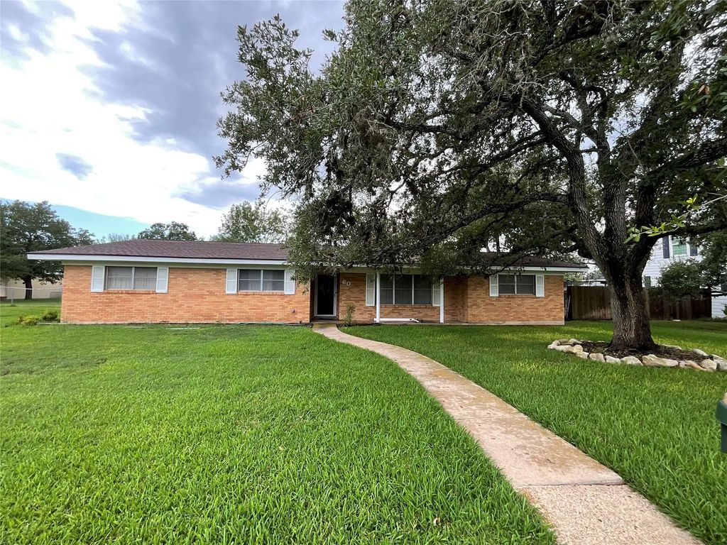 605 3rd Street, Cuero