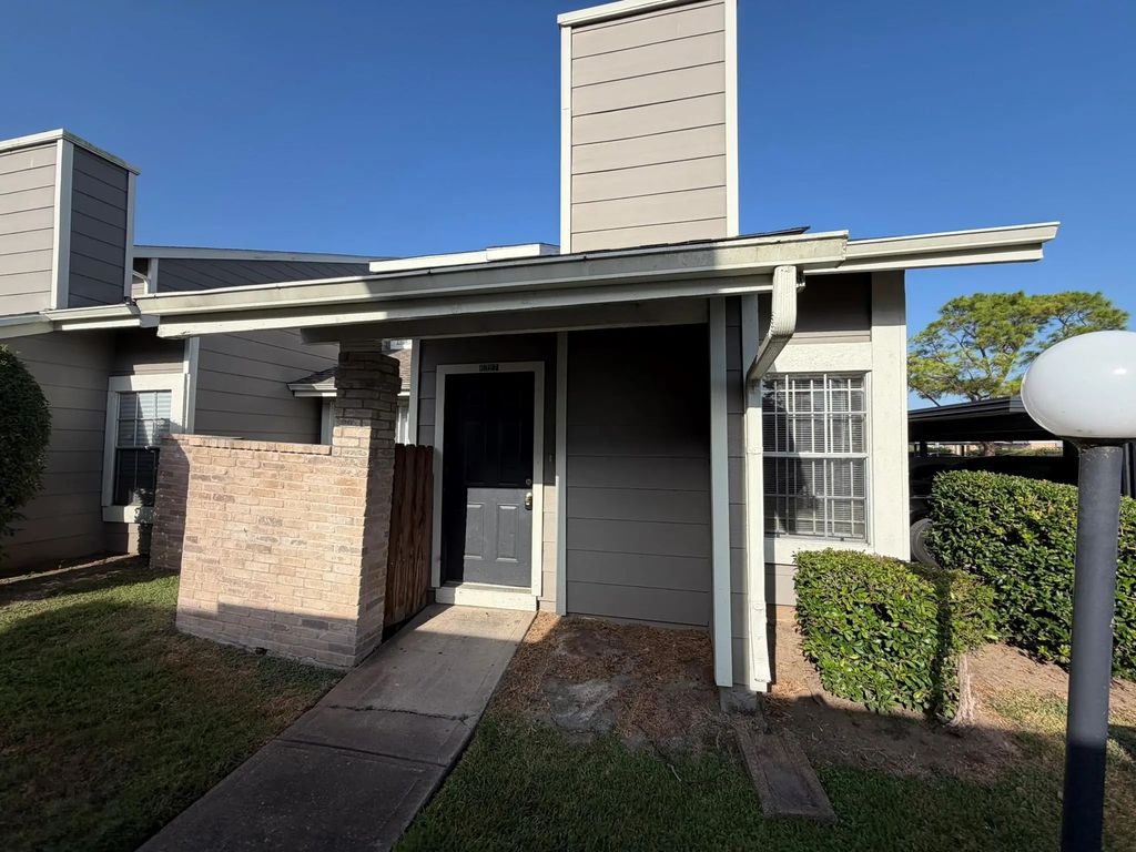 6327 Cattails Lane, Houston
