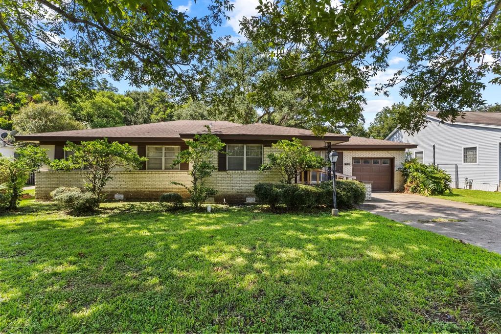 5111 32nd Street, Groves