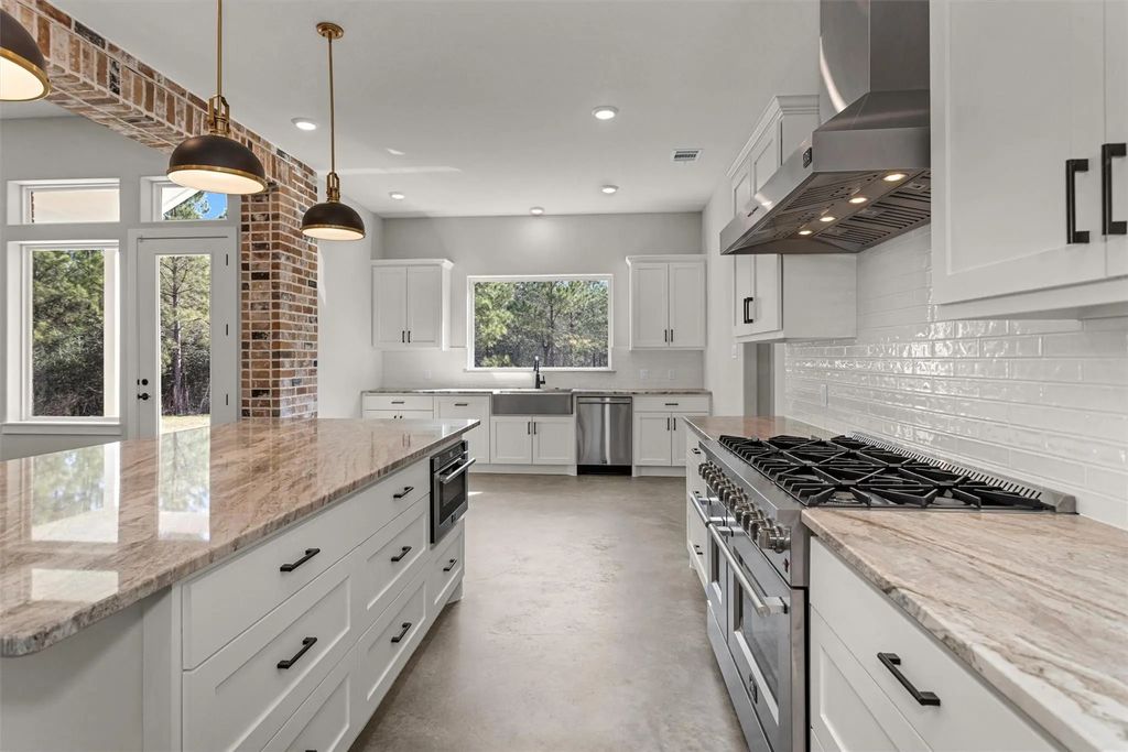 12744 Oak Barrel Road, Willis