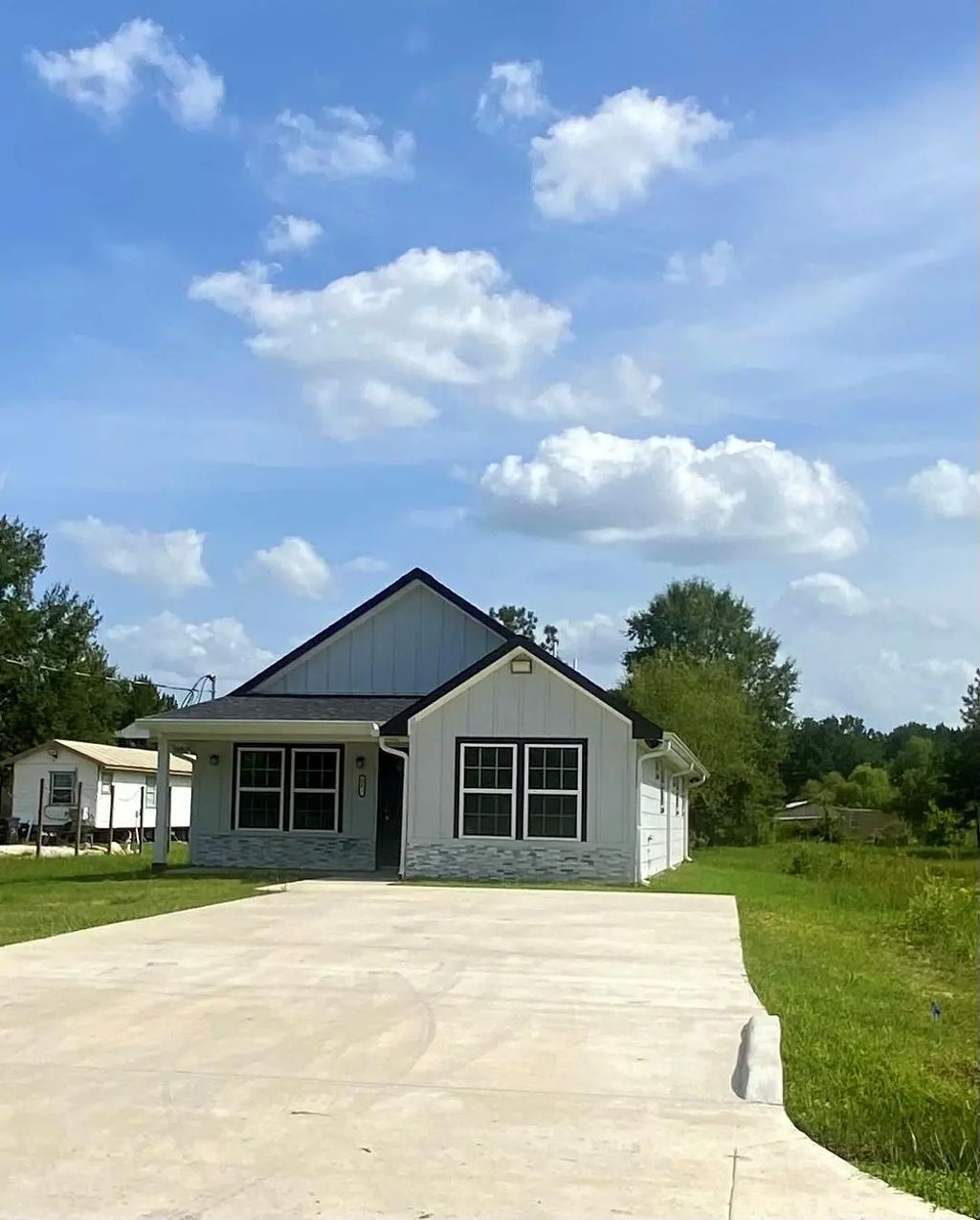 56 County Road 3404, Cleveland