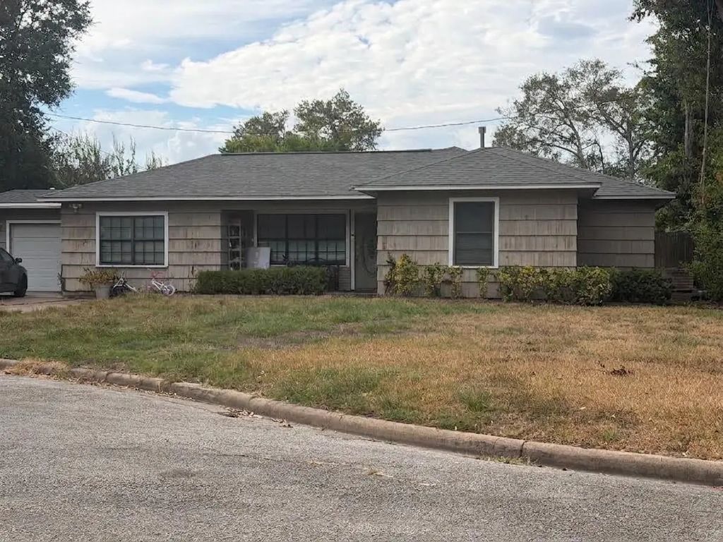 211 Gary Circle, El Campo