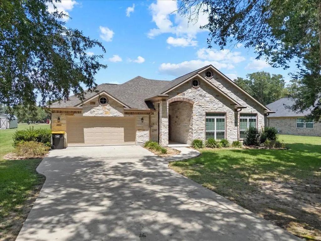 607 Oak Street, Anahuac