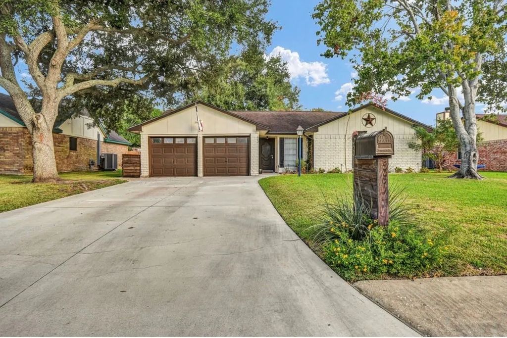 53 Blue Bell Court, Lake Jackson