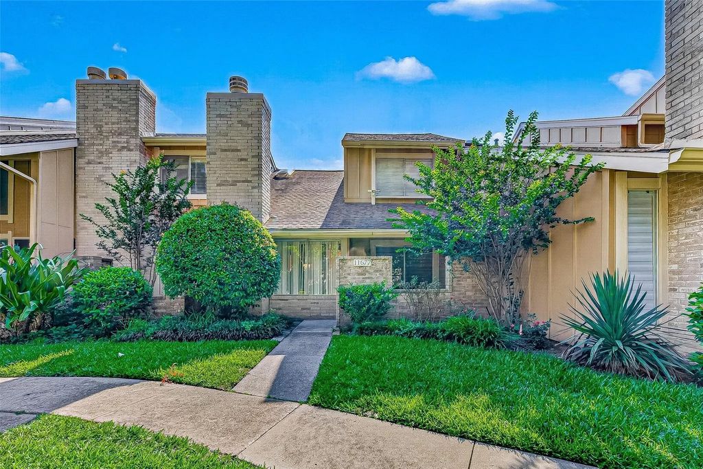 11677 Village Place Drive, Houston