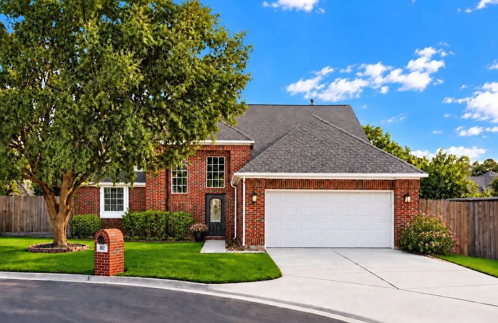302 Harbor Cir, Conroe
