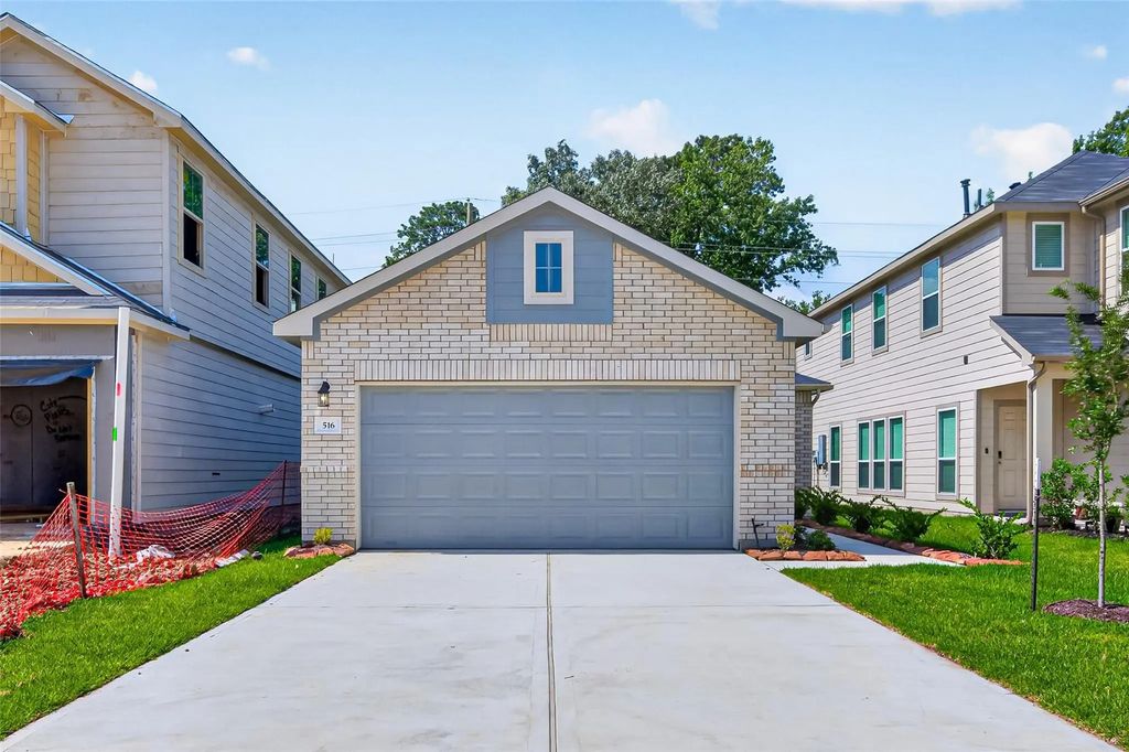 220 Emerald Thicket Lane, Huffman