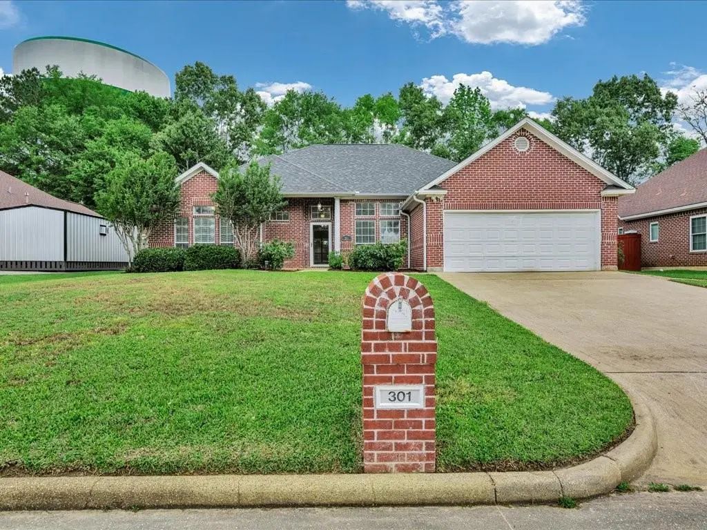 301 Whitehouse Oaks Street, Lufkin