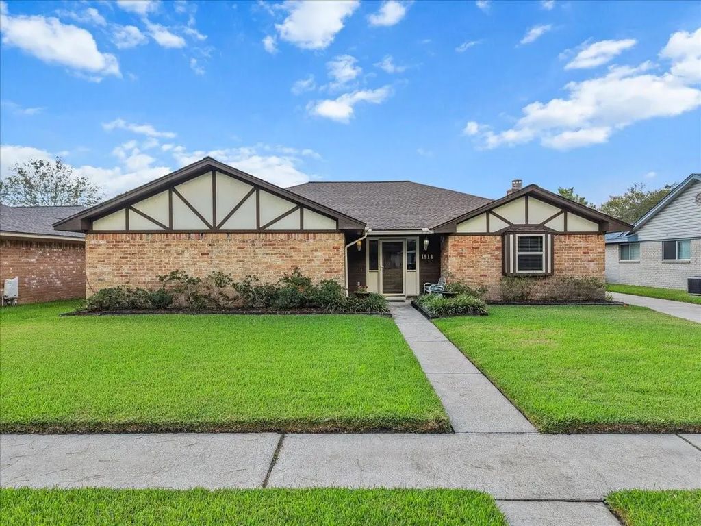 1918 Crooked Creek Lane, Pearland
