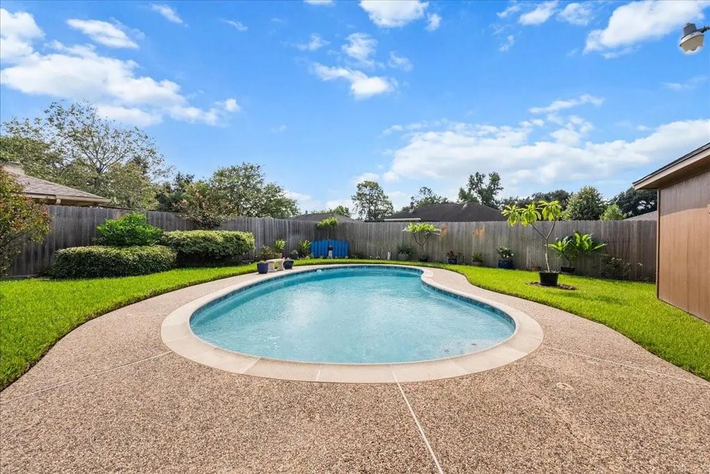 1918 Crooked Creek Lane, Pearland