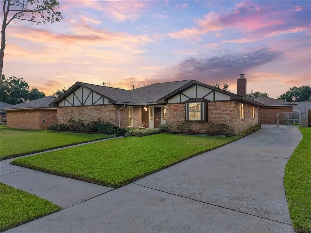 1918 Crooked Creek Lane, Pearland