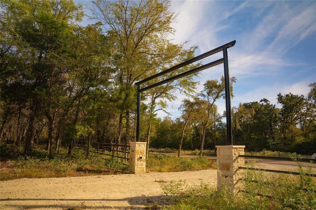 12424 Red Hill Rd Road, Hearne