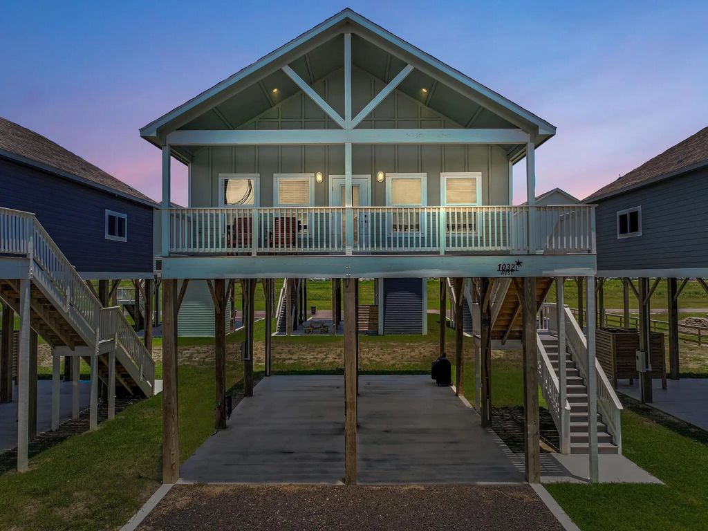 1032 Sunset Circle W, Crystal Beach