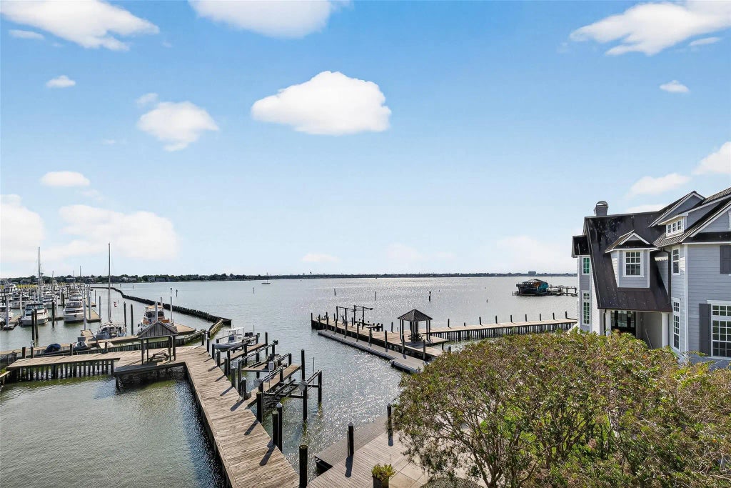 2439 Lakewood Pointe, Seabrook
