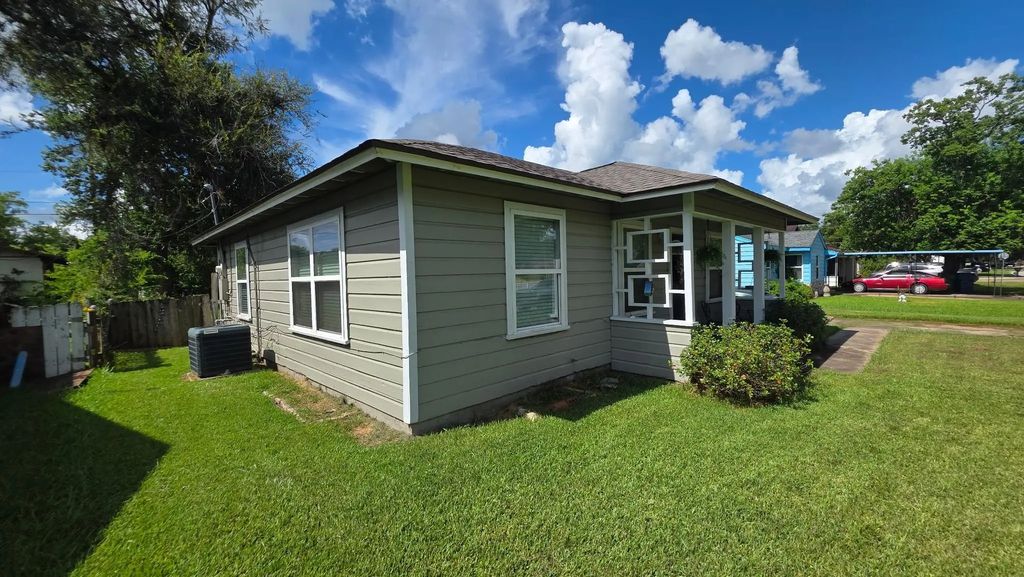 1208 Chevy Chase Drive, Angleton
