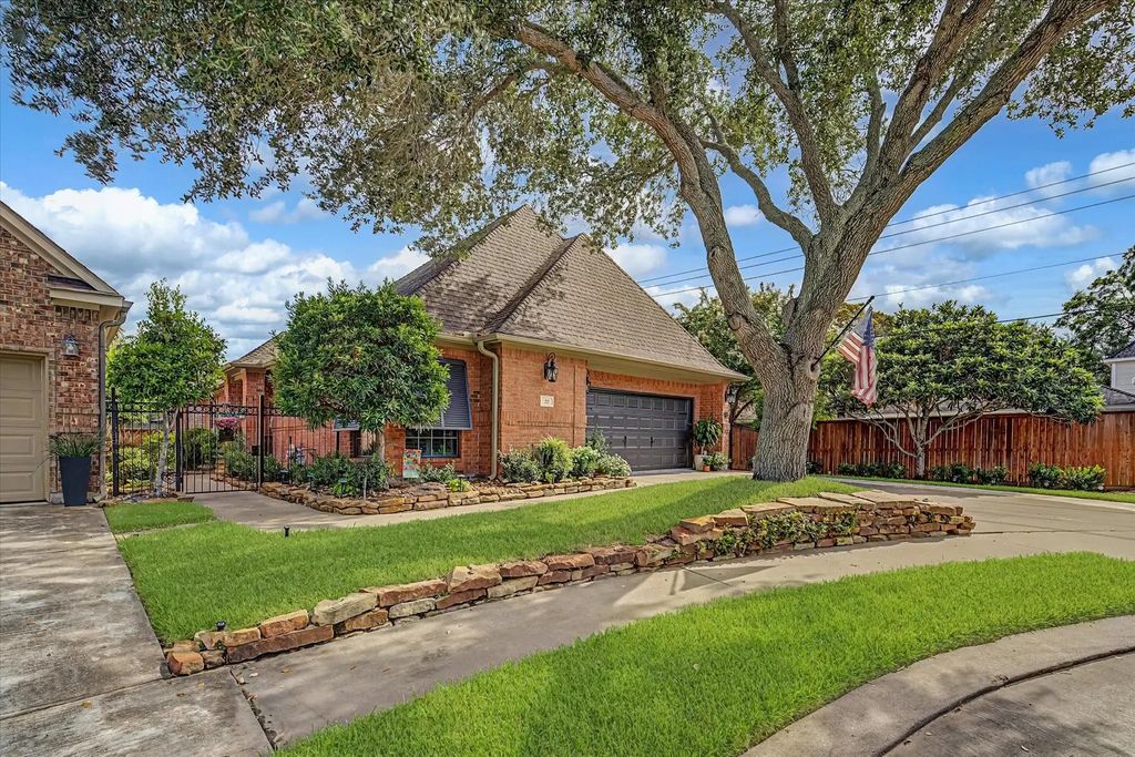 22 Red Oak Court, Lake Jackson