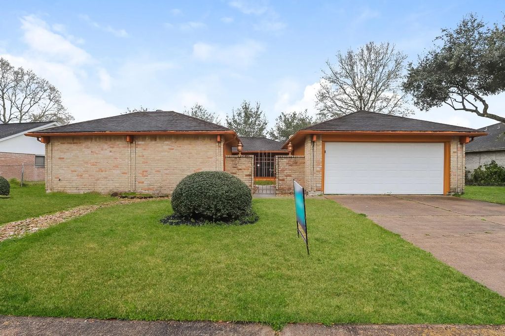 613 W Castle Harbour Drive, Friendswood