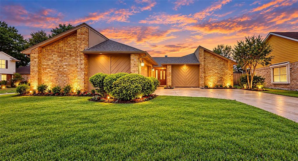 1022 Manorglen Drive, Missouri City