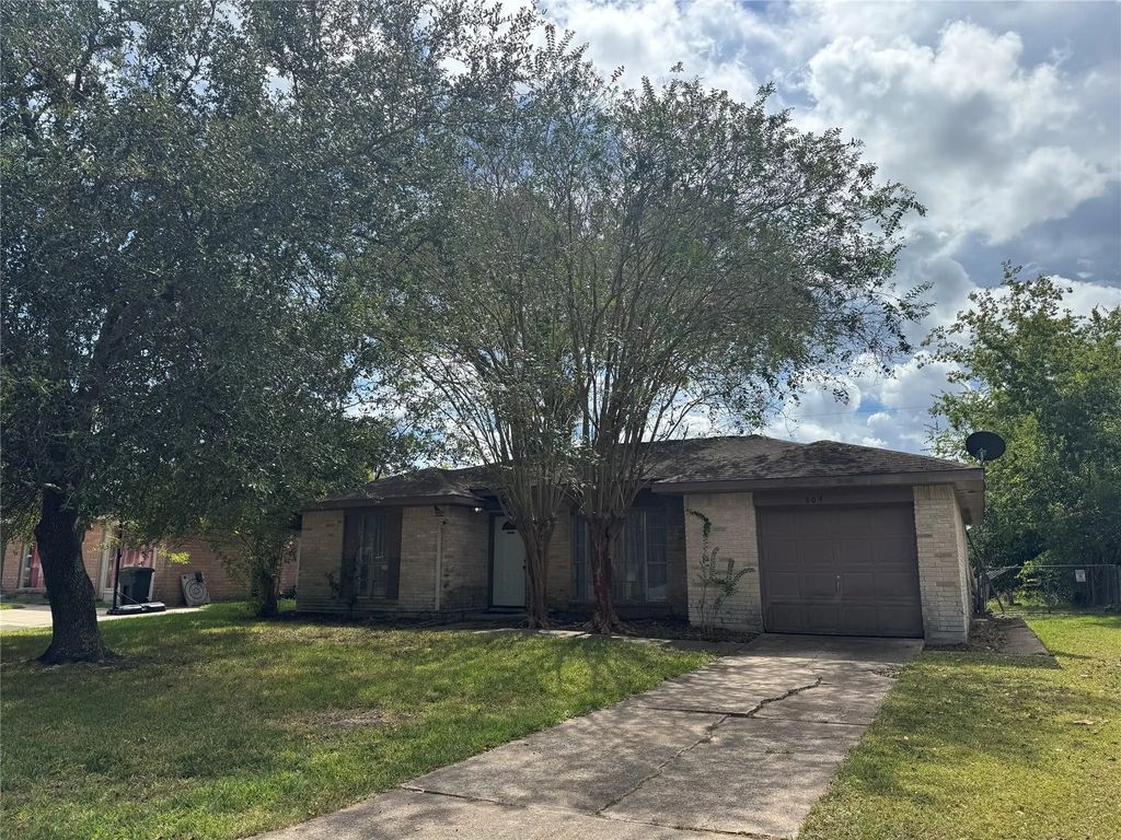 304 Brigadoon Lane, Friendswood