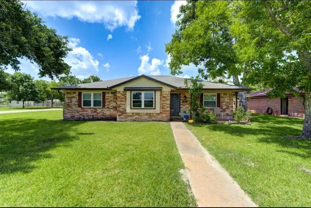 1226 Ave H, Danbury